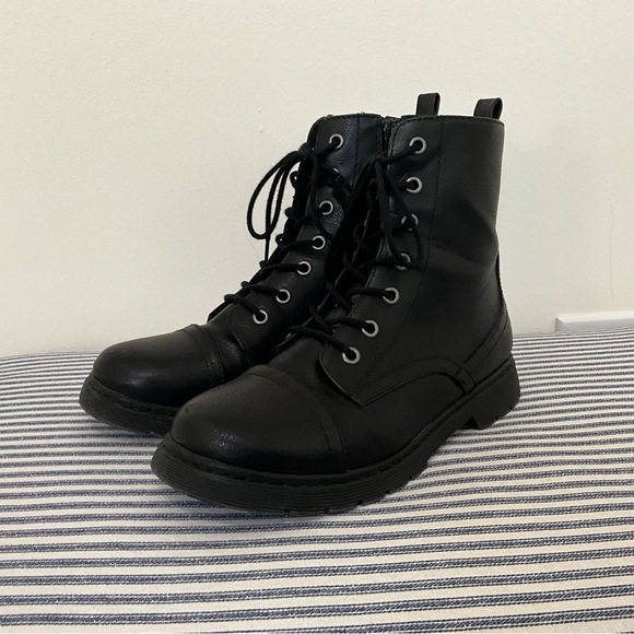 Black Boots - Picture 1 of 6